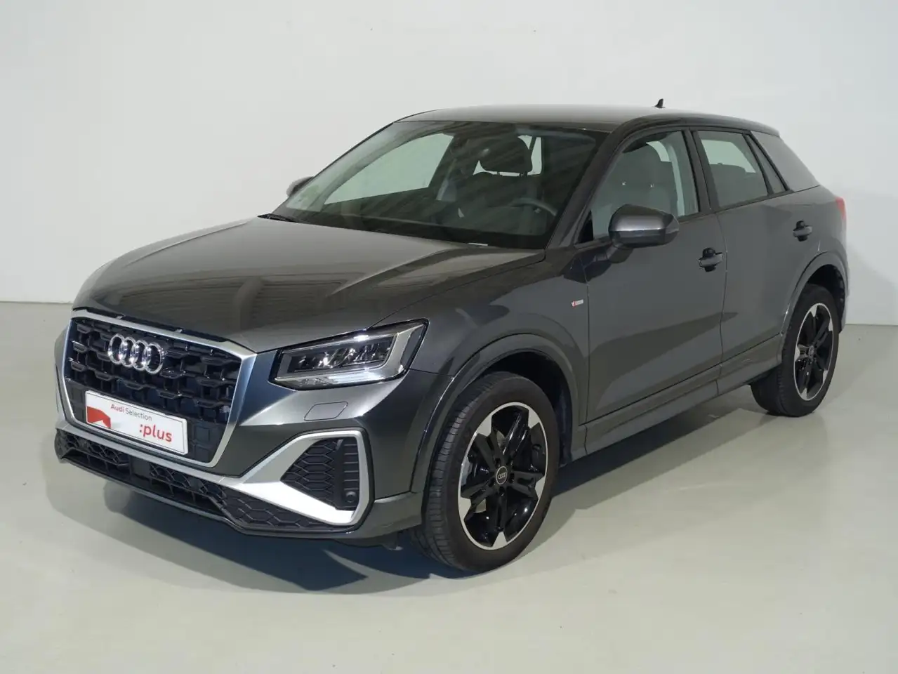 Renting Audi Q2 35 TFSI S line S tronic 110kW Gris 3