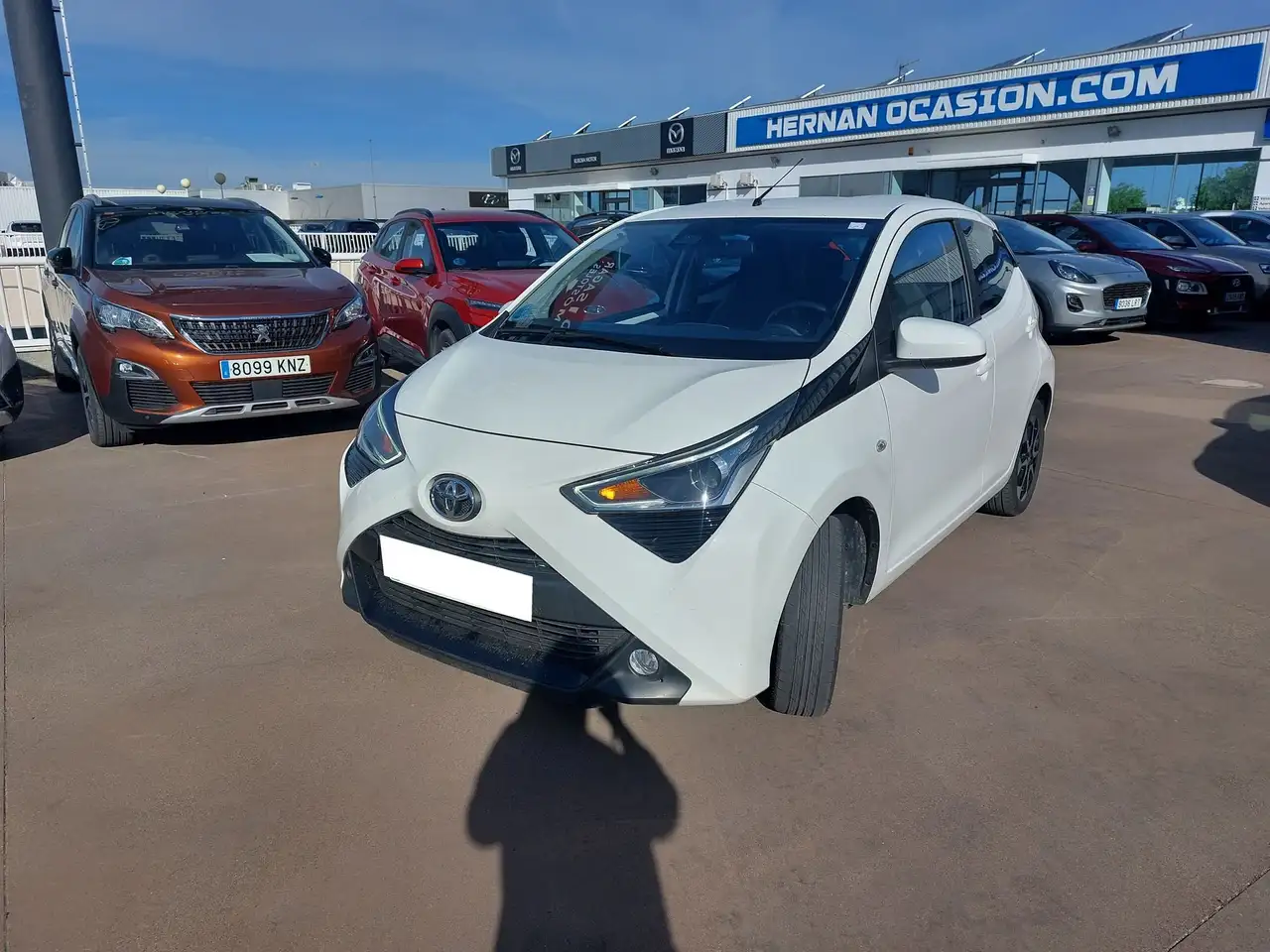 Renting Toyota Aygo 70 x-play Blanco