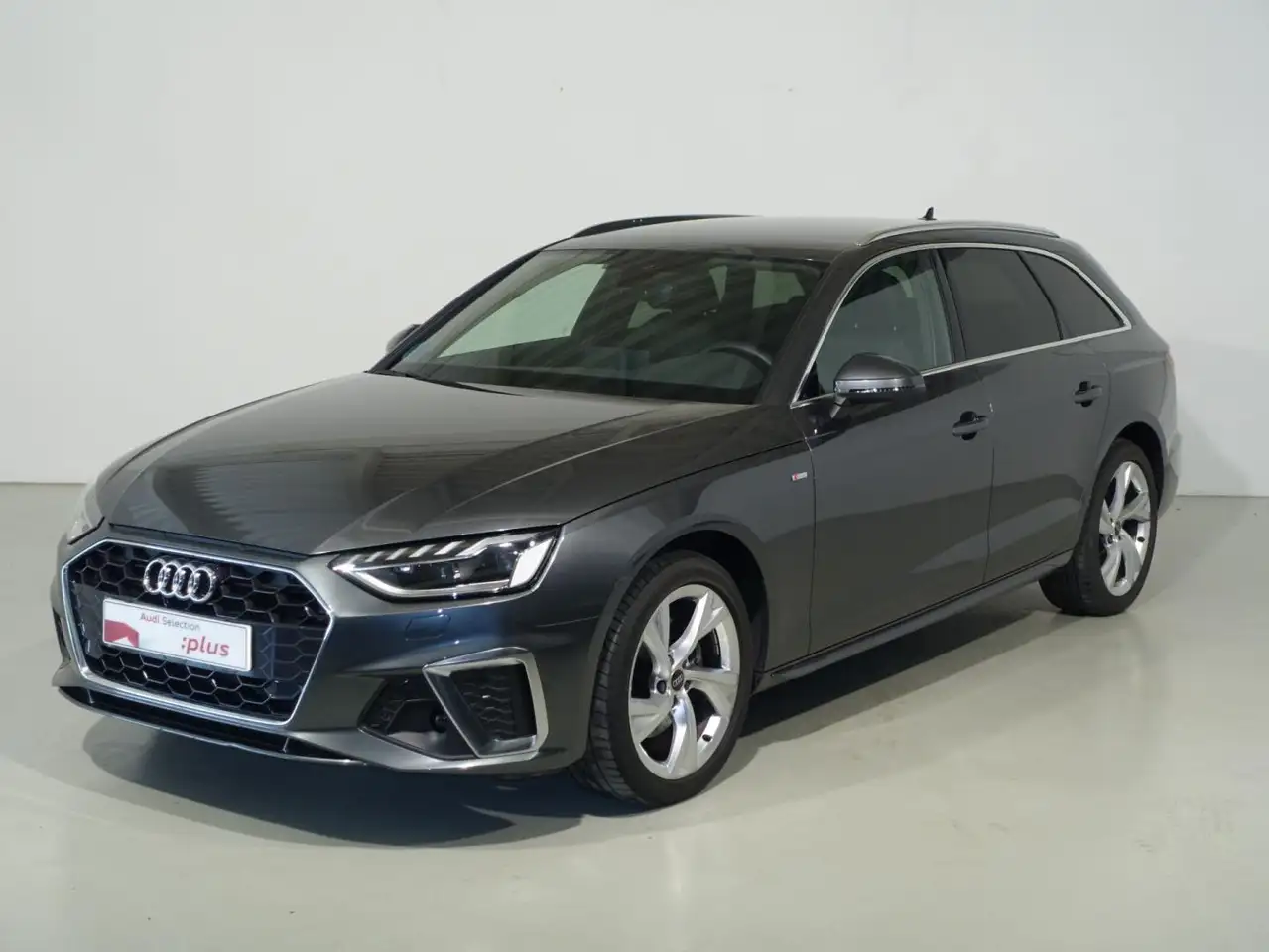 Renting Audi A4 Avant 35 TDI S line S tronic 120kW Gris 2