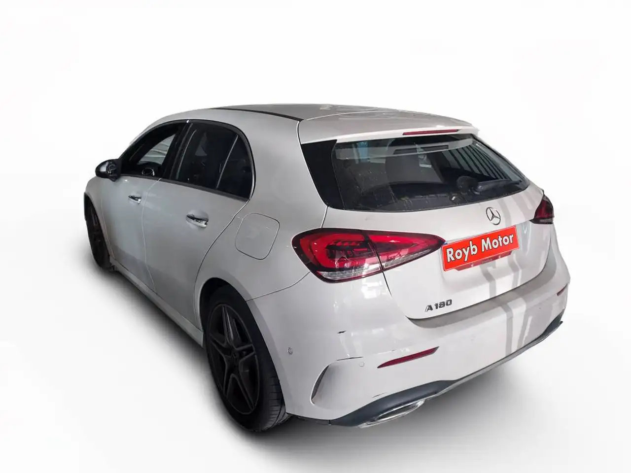 Renting Mercedes-Benz A 180 BE AMG Line Blanco