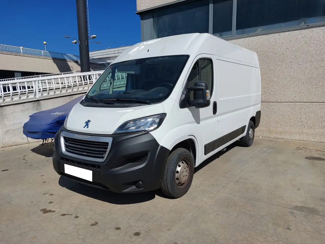 Renting Peugeot Boxer 333 L2 H2 BHDI 88kW (120CV) S&S 6 V. M Blanco