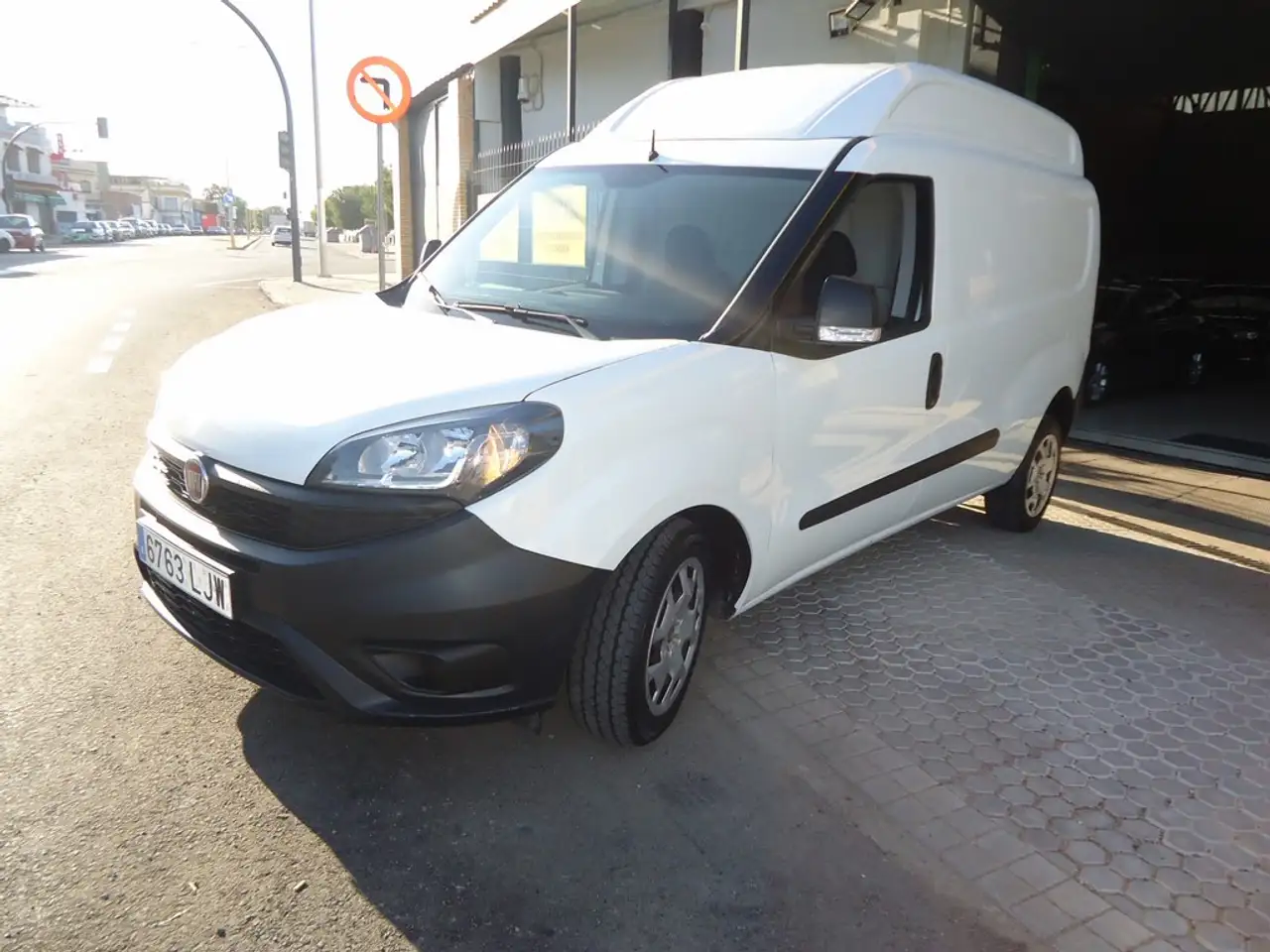 Renting Fiat Dobló Cargo 1.6Mjt Base Plus XL 78kW Blanco 1