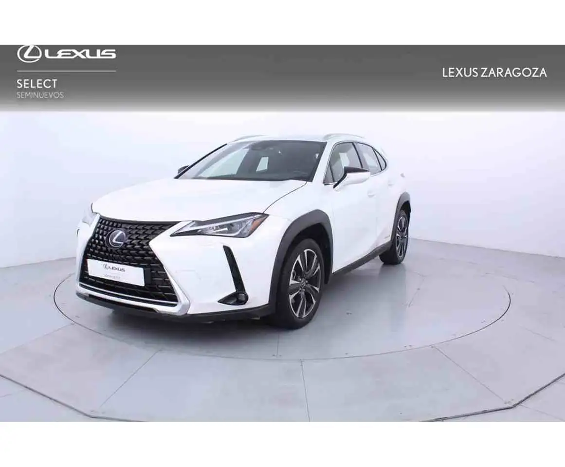 Renting Lexus UX 250h Executive Plus 2WD Blanco