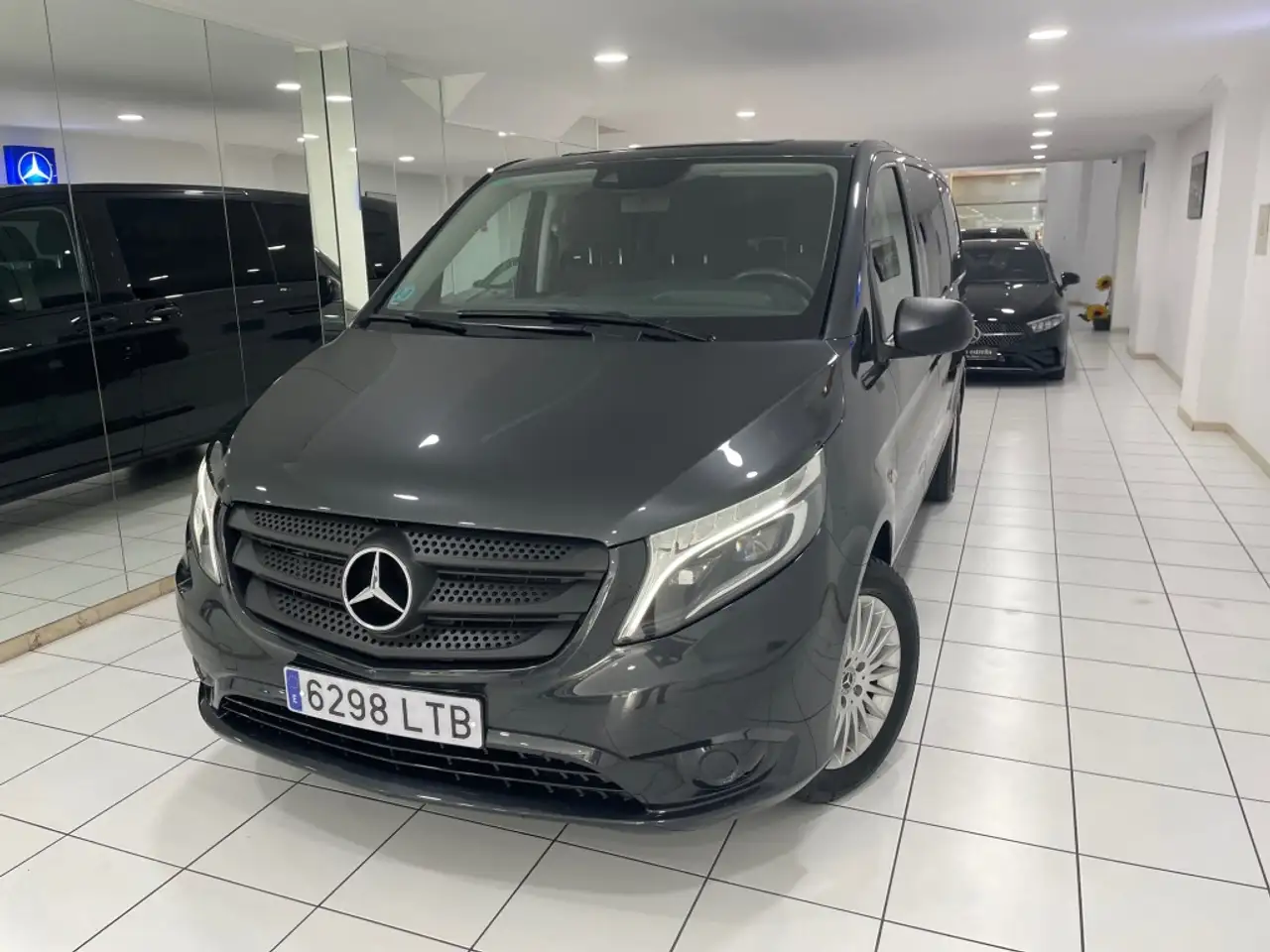 Renting Mercedes-Benz Vito Mixto 116CDI Larga 9G-Tronic Negro