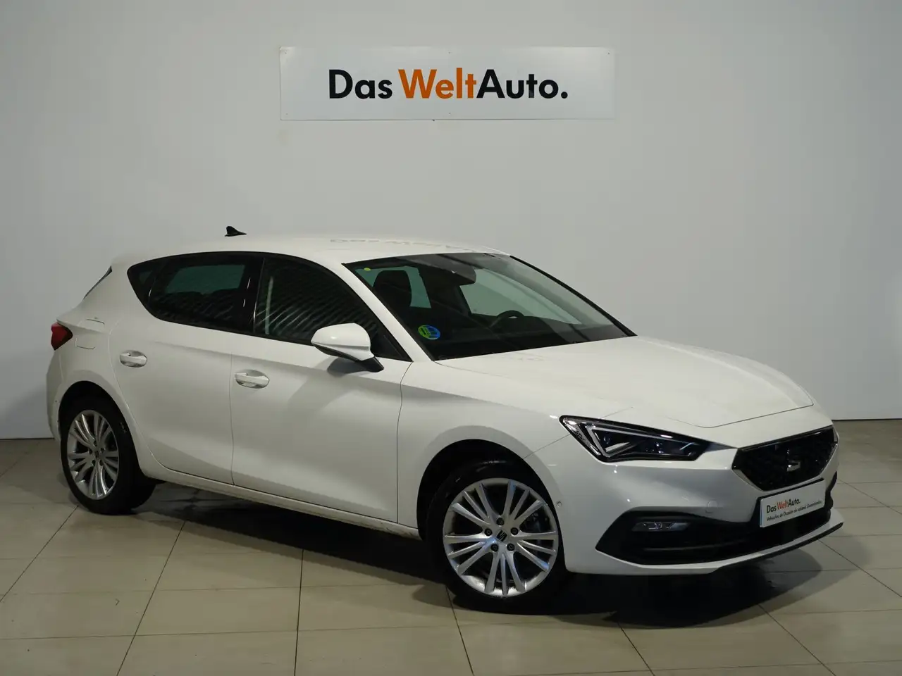 Renting SEAT Leon Nuevo  1.5 eTSI 110kW DSG S&S Style Spec Ed Vis Blanco