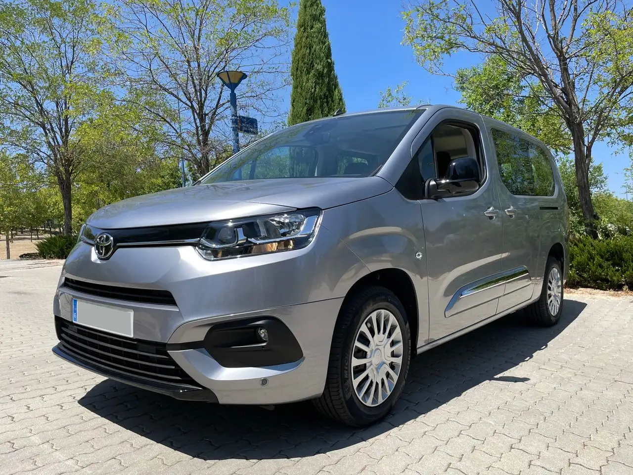 Renting Toyota Proace City Verso Combi VX L2 1.5D 130cv 6 vel. *I Gris