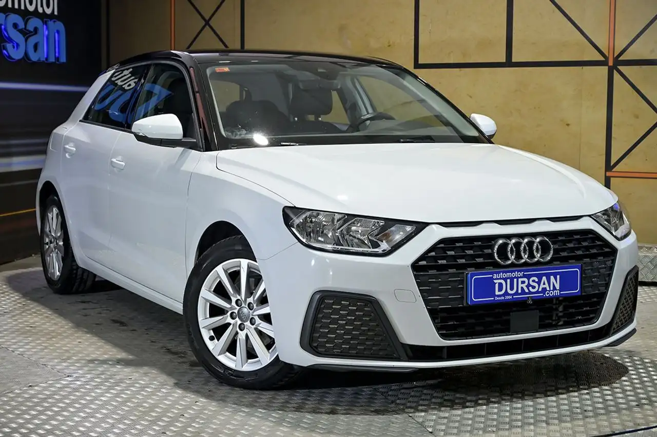 Renting Audi A1 Sportback 35 TFSI S tronic Blanco