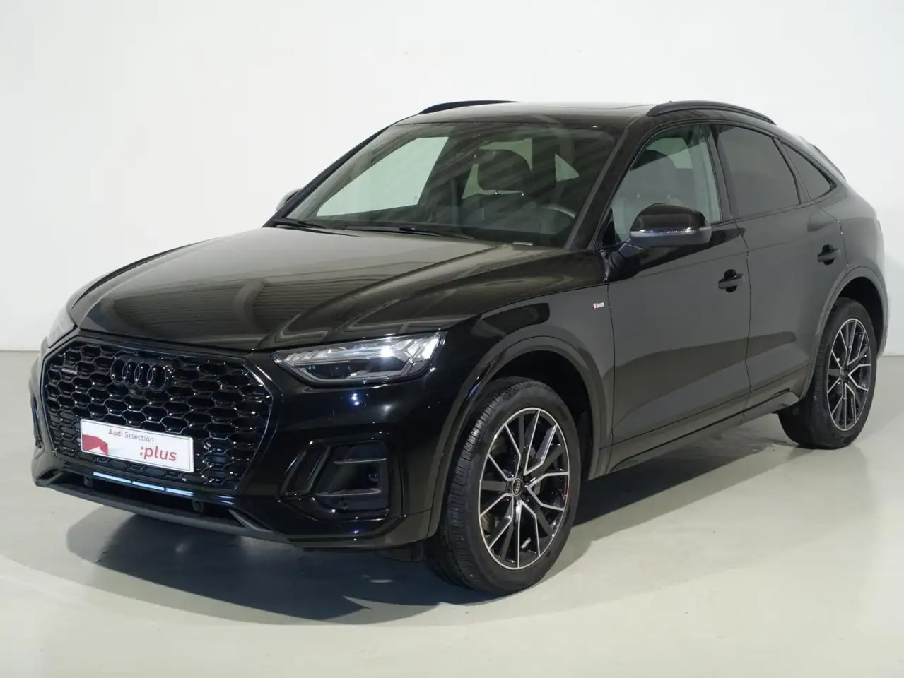 Renting Audi Q5 Sportback 40 TDI quattro-ultra Black line S tronic Negro 3