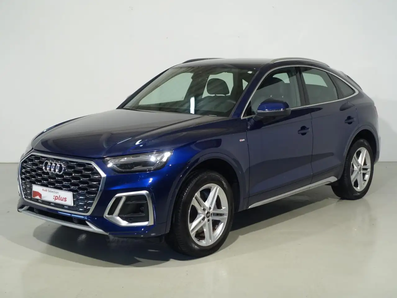 Renting Audi Q5 Sportback 40 TDI quattro-ultra S line S tronic 150 Azul