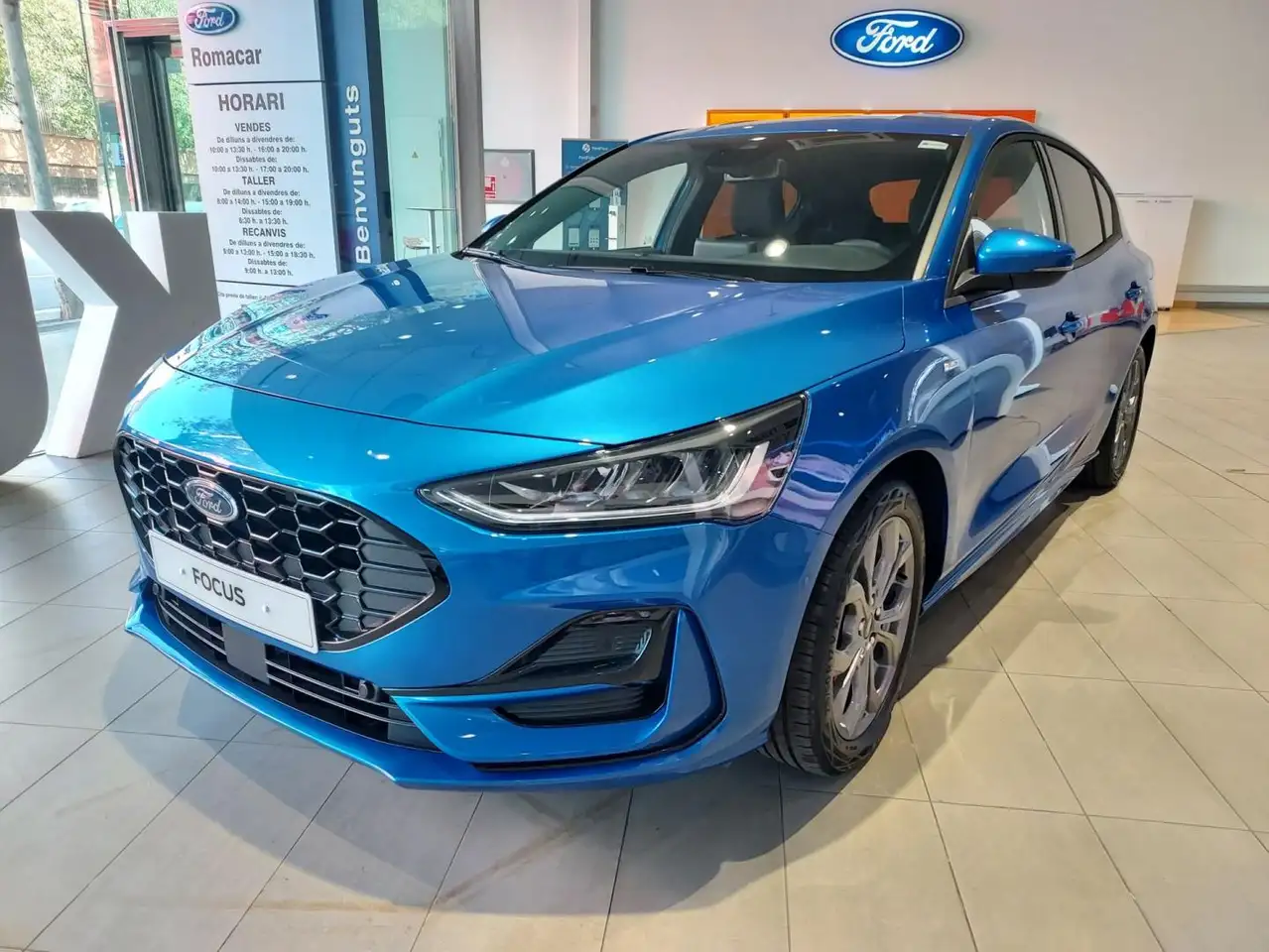 Renting Ford Focus Sportbreak 1.0 Ecoboost MHEV ST-Line 125 Azul 1