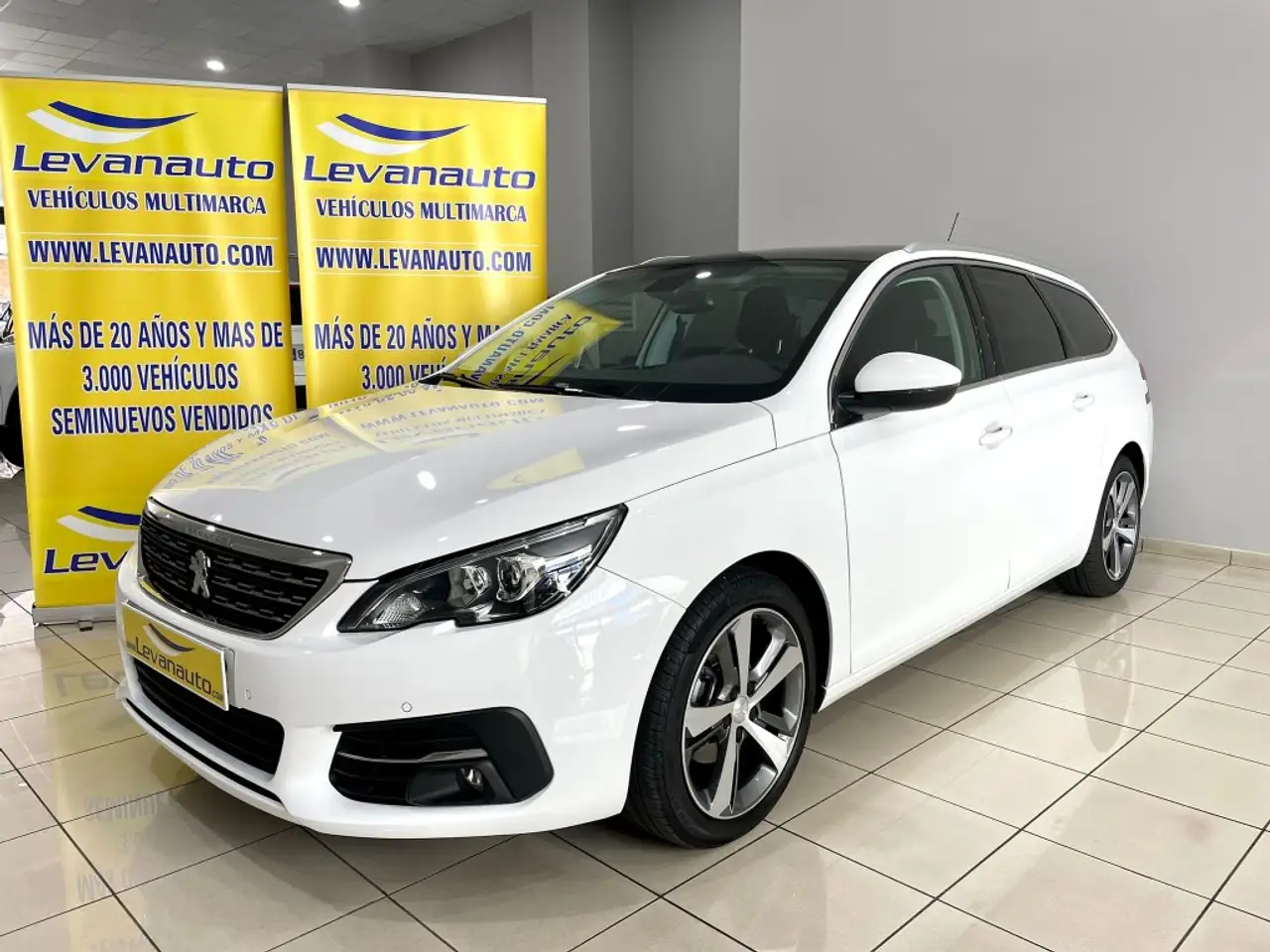 Renting Peugeot 308 SW 1.5BlueHDi S&S Allure Pack 130 Blanco