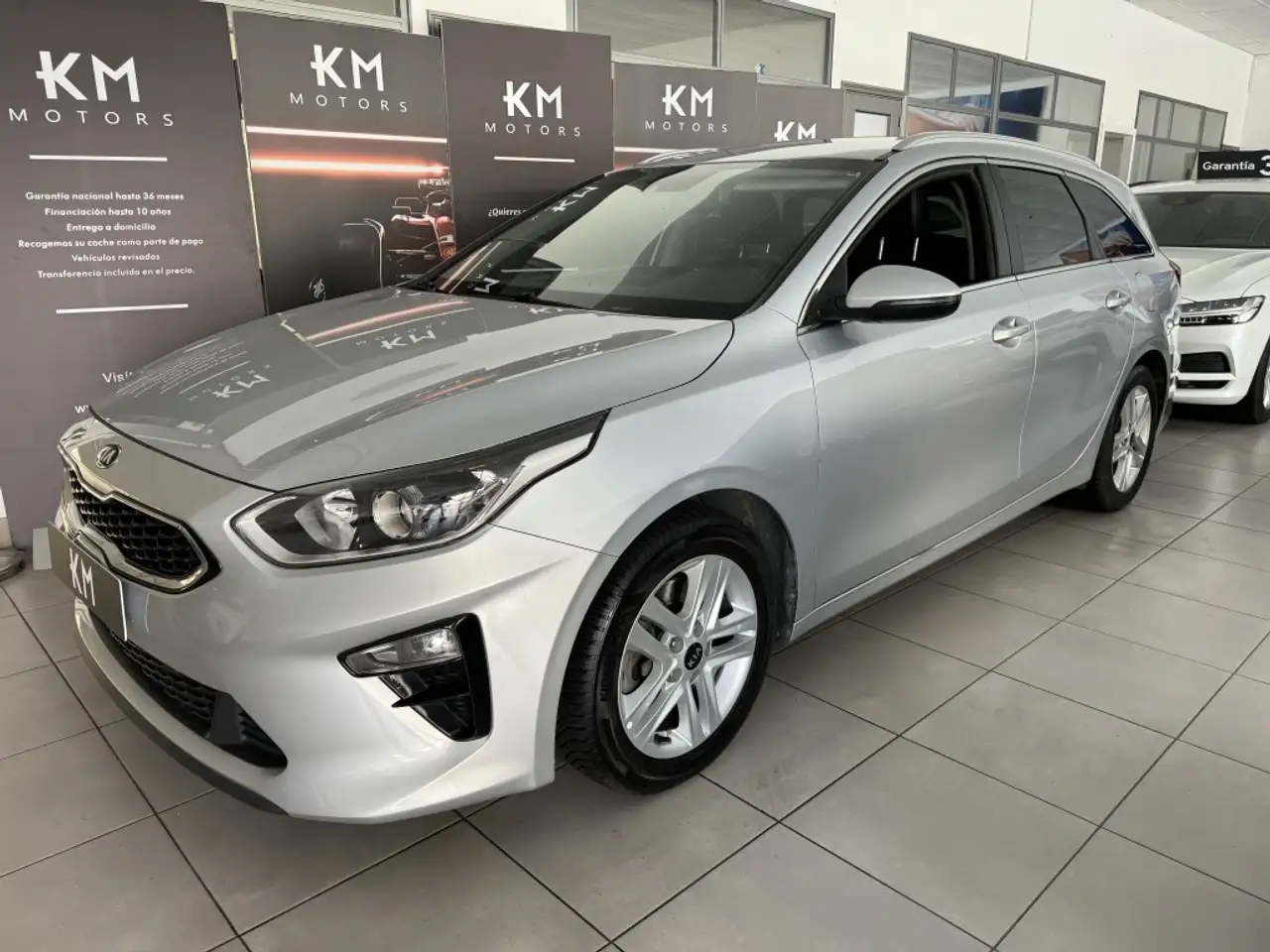 Renting Kia Ceed / cee’d Tourer 1.6CRDi Eco-Dynamics Tech DCT 136 Plateado