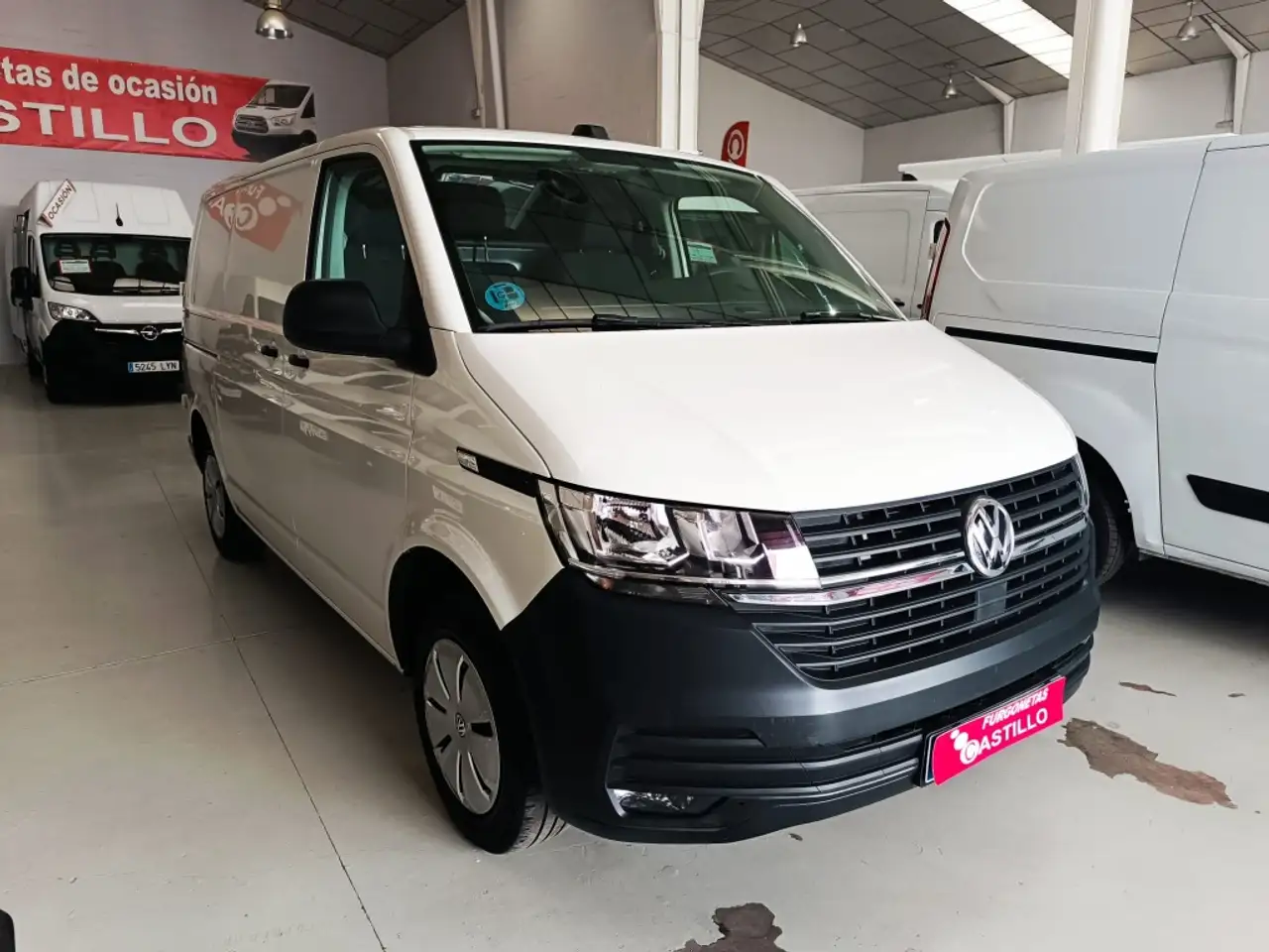 Renting Volkswagen Transporter Furgón 2.0TDI BMT 81kW Blanco 1