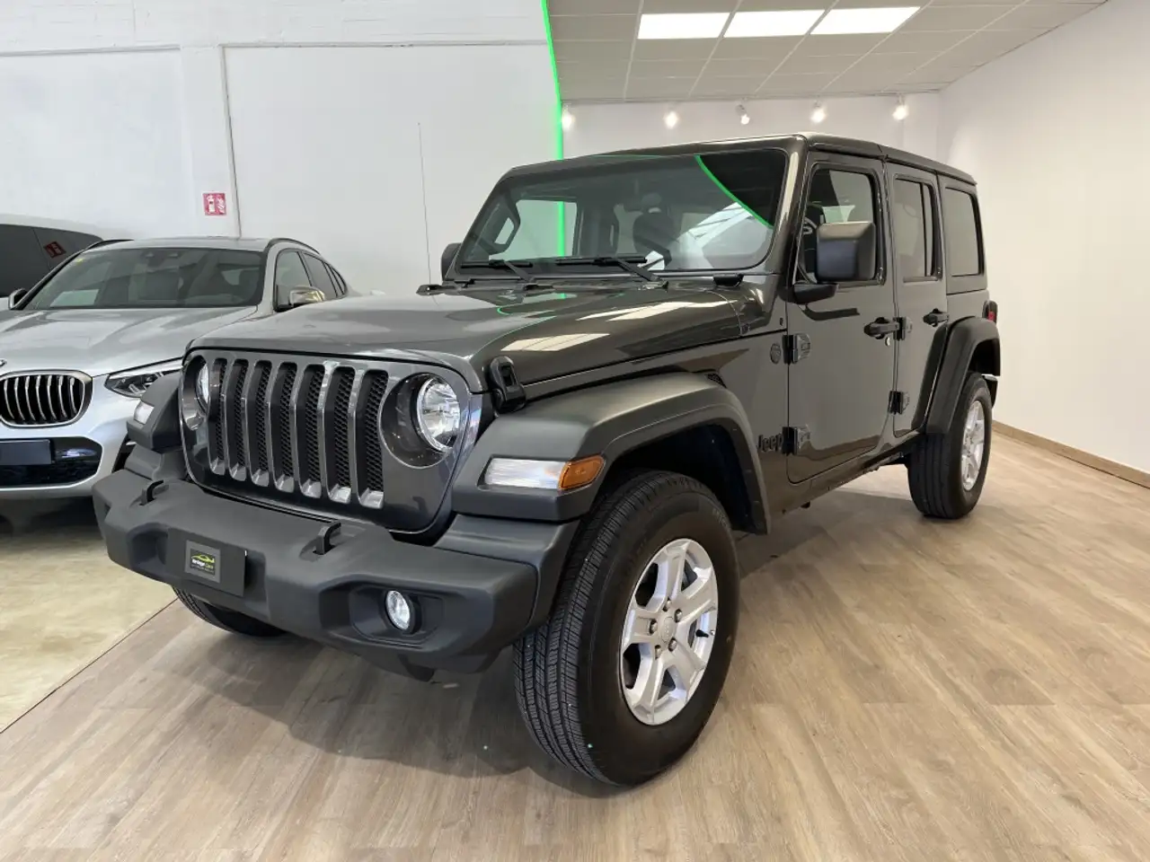 Renting Jeep Wrangler Unlimited 2.0T GME Sport 8ATX Gris