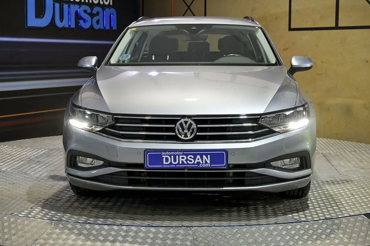 Renting Volkswagen Passat Variant 1.6TDI Business DSG7 Gris