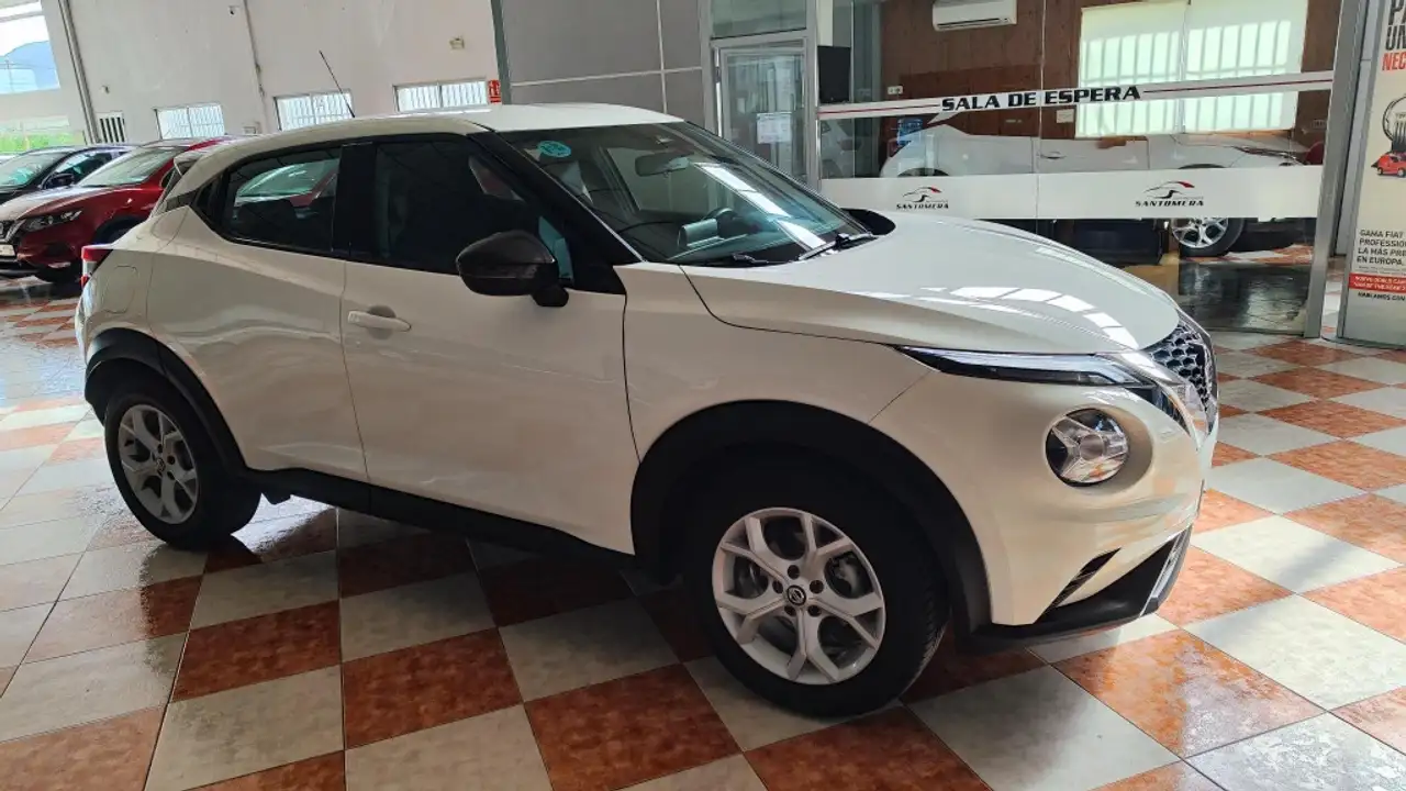 Renting Nissan Juke 1.0 DIG-T Acenta 4×2 114 Blanco 1