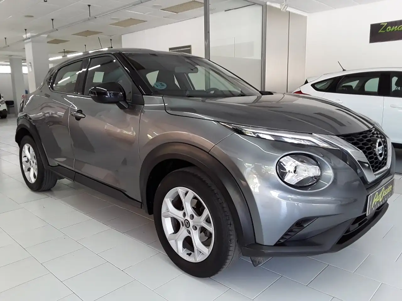 Renting Nissan Juke 1.0 DIG-T Acenta 4×2 117 Gris