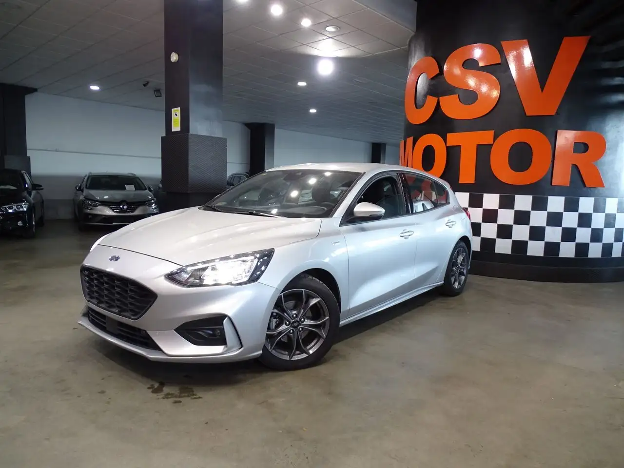 Renting Ford Focus 1.0 Ecoboost MHEV 92kW ST-Line Plateado 1
