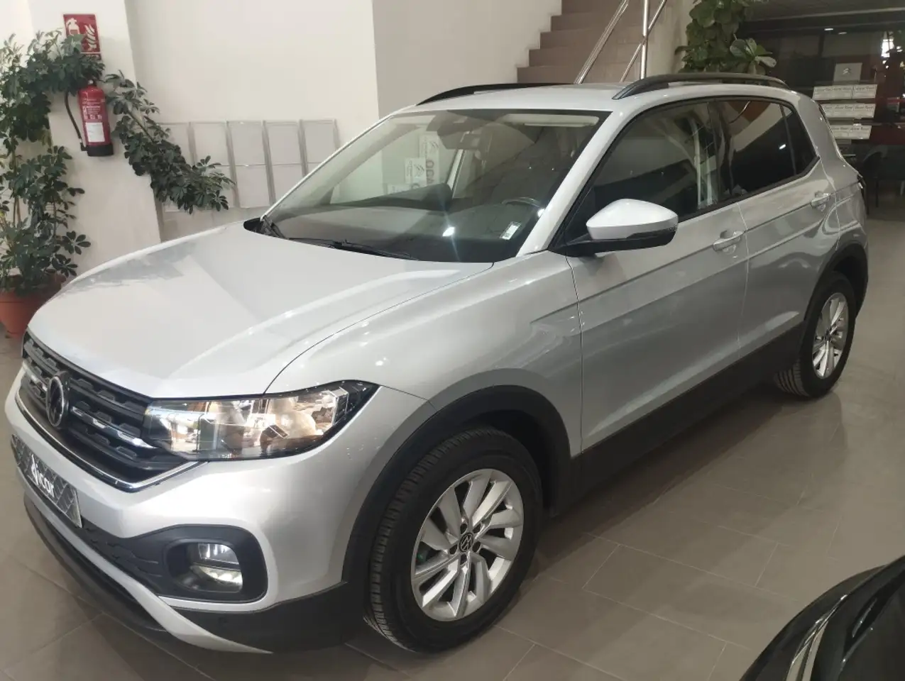 Renting Volkswagen T-Cross 1.0 TSI Advance 81kW Gris 11