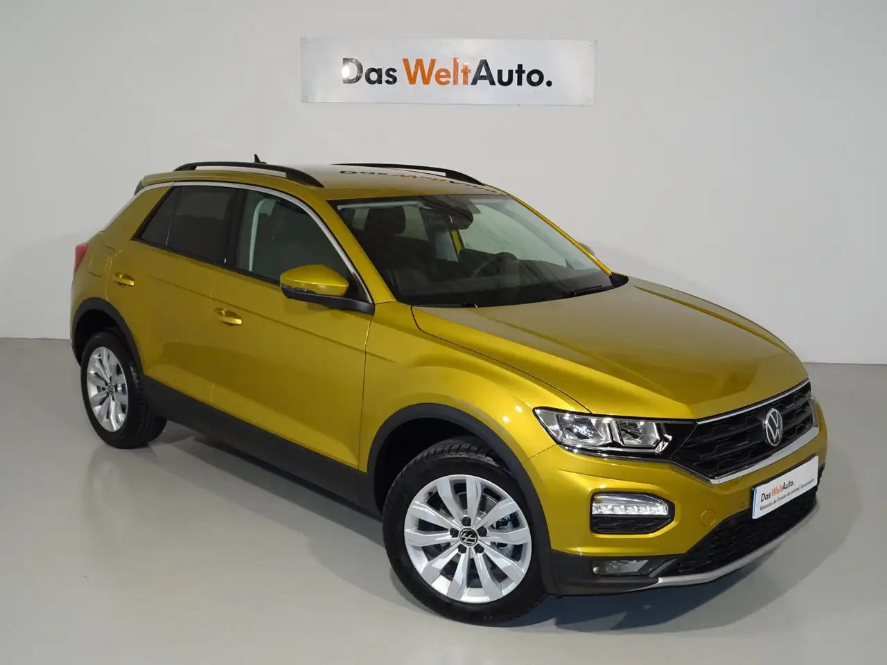 Renting Volkswagen T-Roc 1.0 TSI Advance 81kW Amarillo