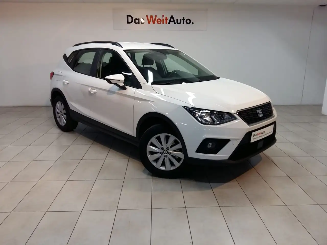 Renting SEAT Arona 1.0 TSI Ecomotive S&S Style 95 Blanco 1