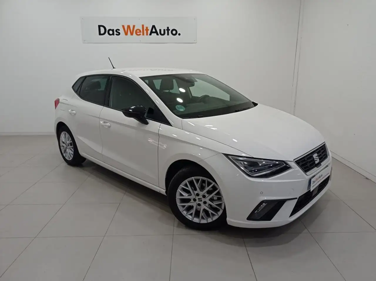 Renting SEAT Ibiza 1.0 TSI S&S FR XS 110 Blanco 1 1