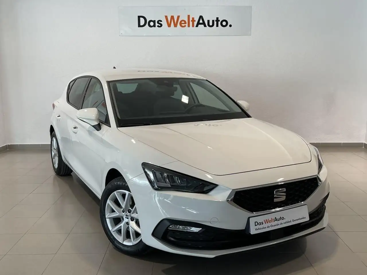 Renting SEAT Leon 1.0 TSI S&S Style XS 110 Blanco 1