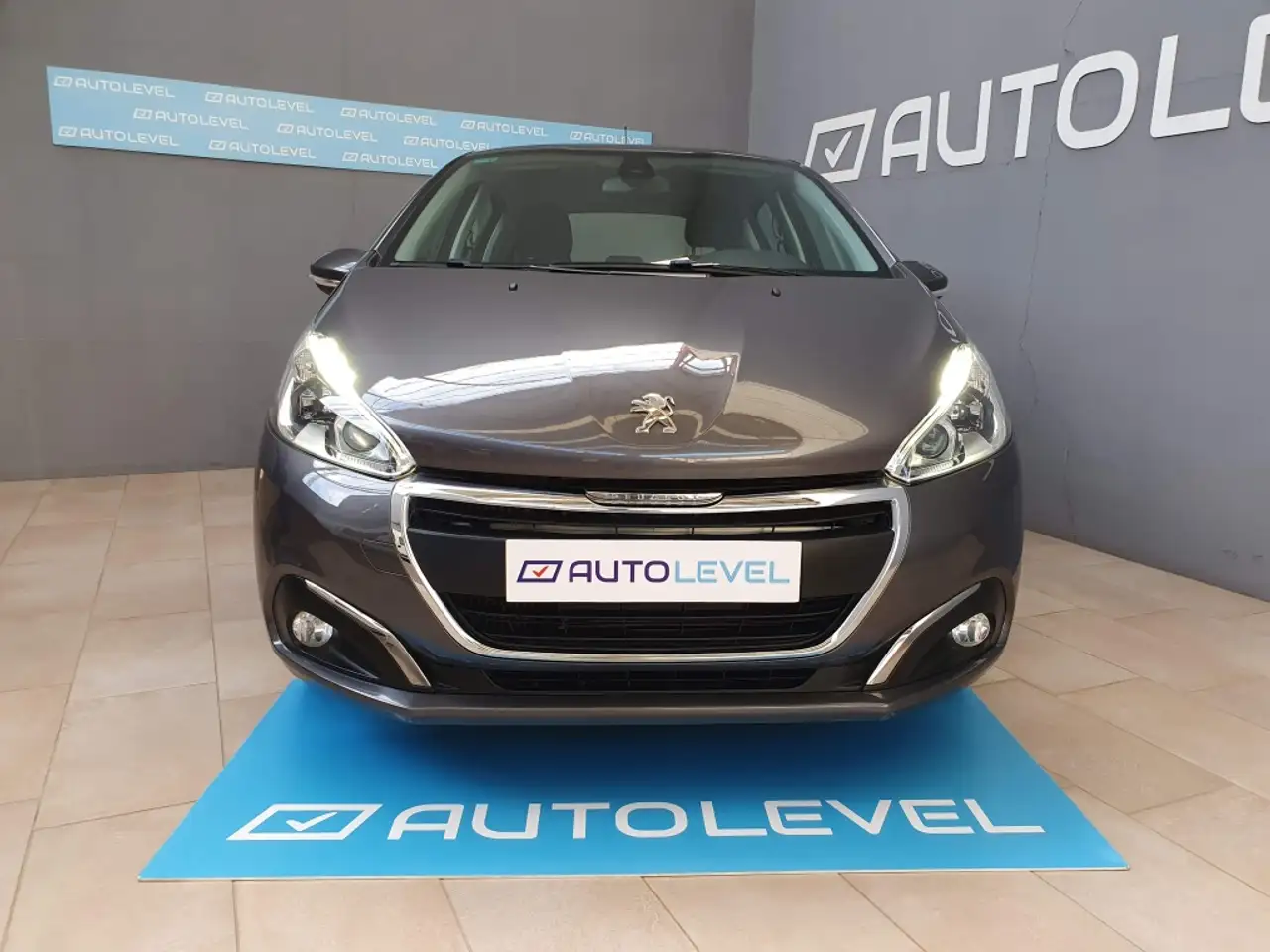 Renting Peugeot 208 1.2 PureTech S&S Signature 110 Gris