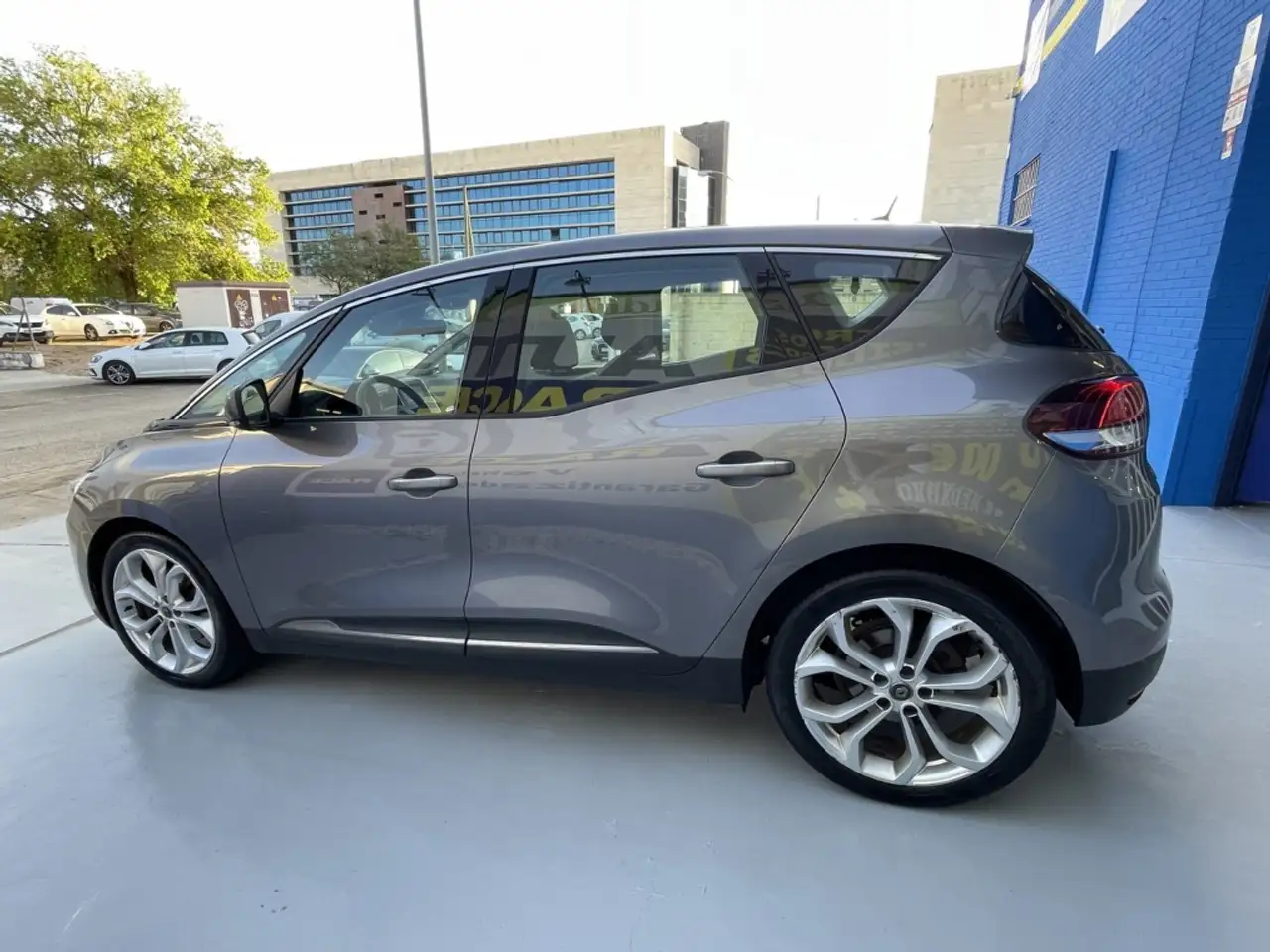 Renting Renault Scenic 1.3 TCe GPF Life 85kW Gris