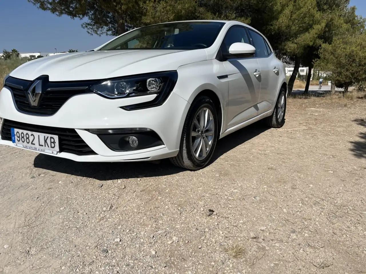 Renting Renault Megane 1.3 TCe GPF Limited 85kW Blanco