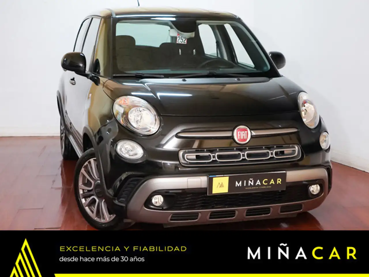 Renting Fiat 500L 1.4 Cross Negro