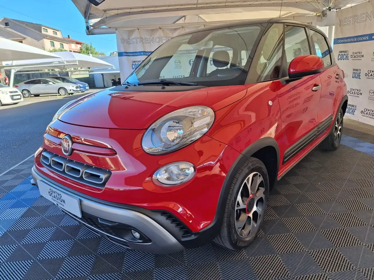 Renting Fiat 500L 1.4 Red Rojo