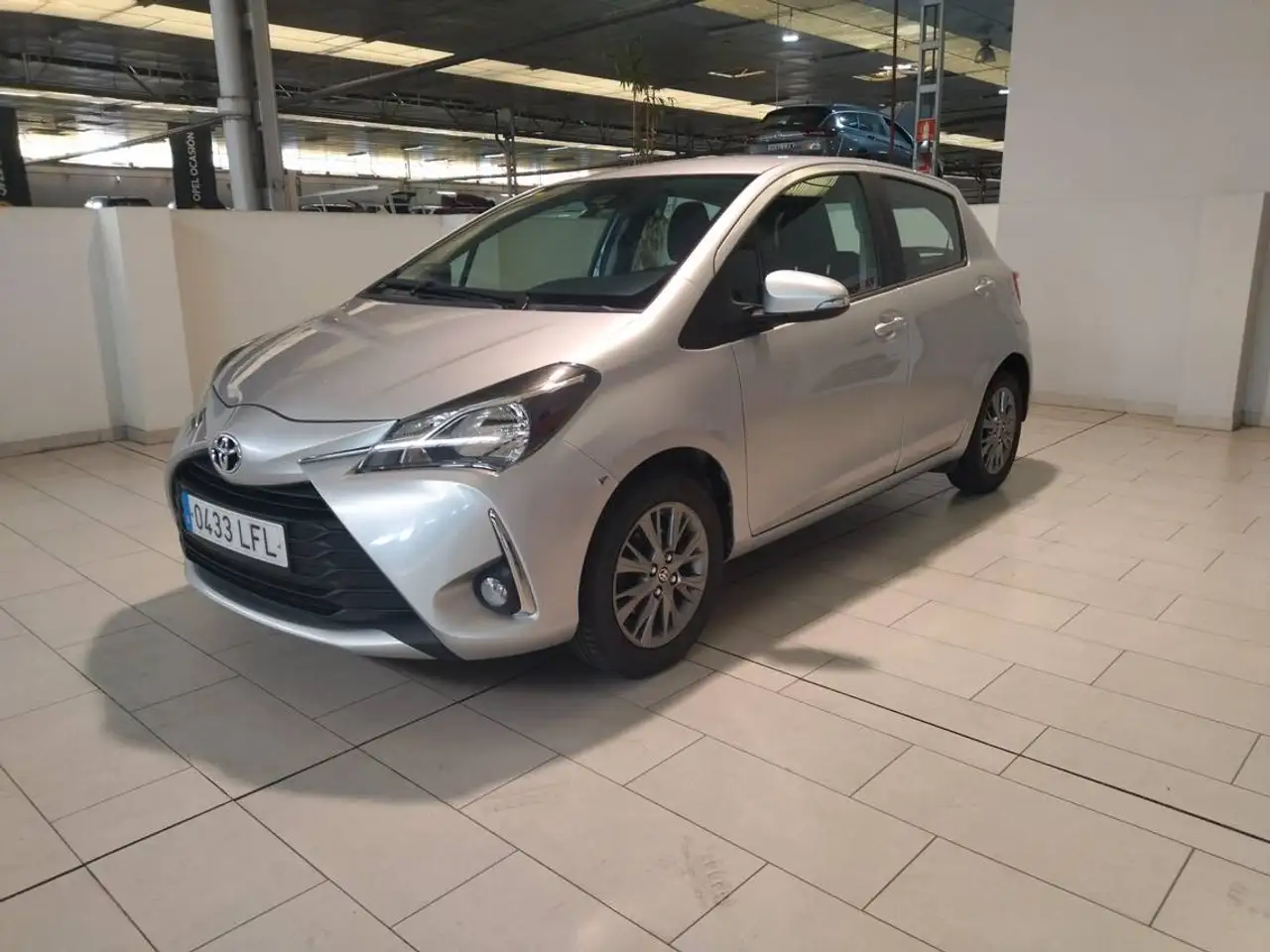 Renting Toyota Yaris 1.5 Active Gris