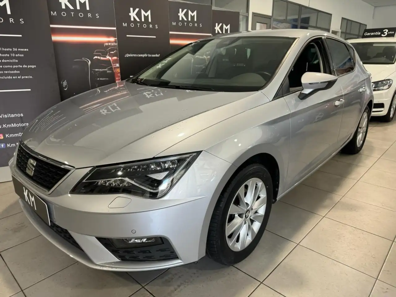 Renting SEAT Leon 1.5 EcoTSI S&S Style 130 Plateado