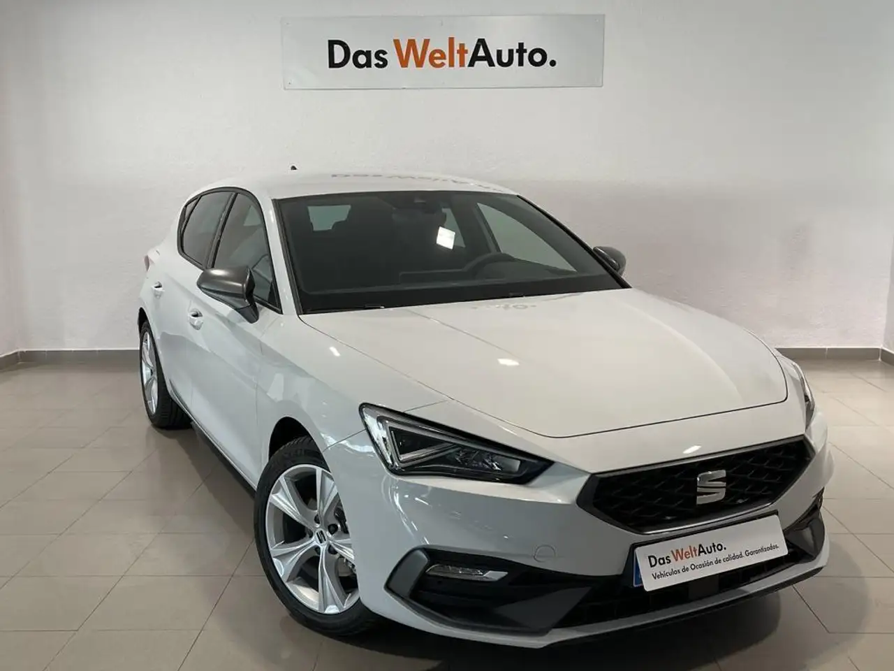 Renting SEAT Leon 1.5 eTSI DSG-7 S&S FR Special Edition 150 Blanco 1