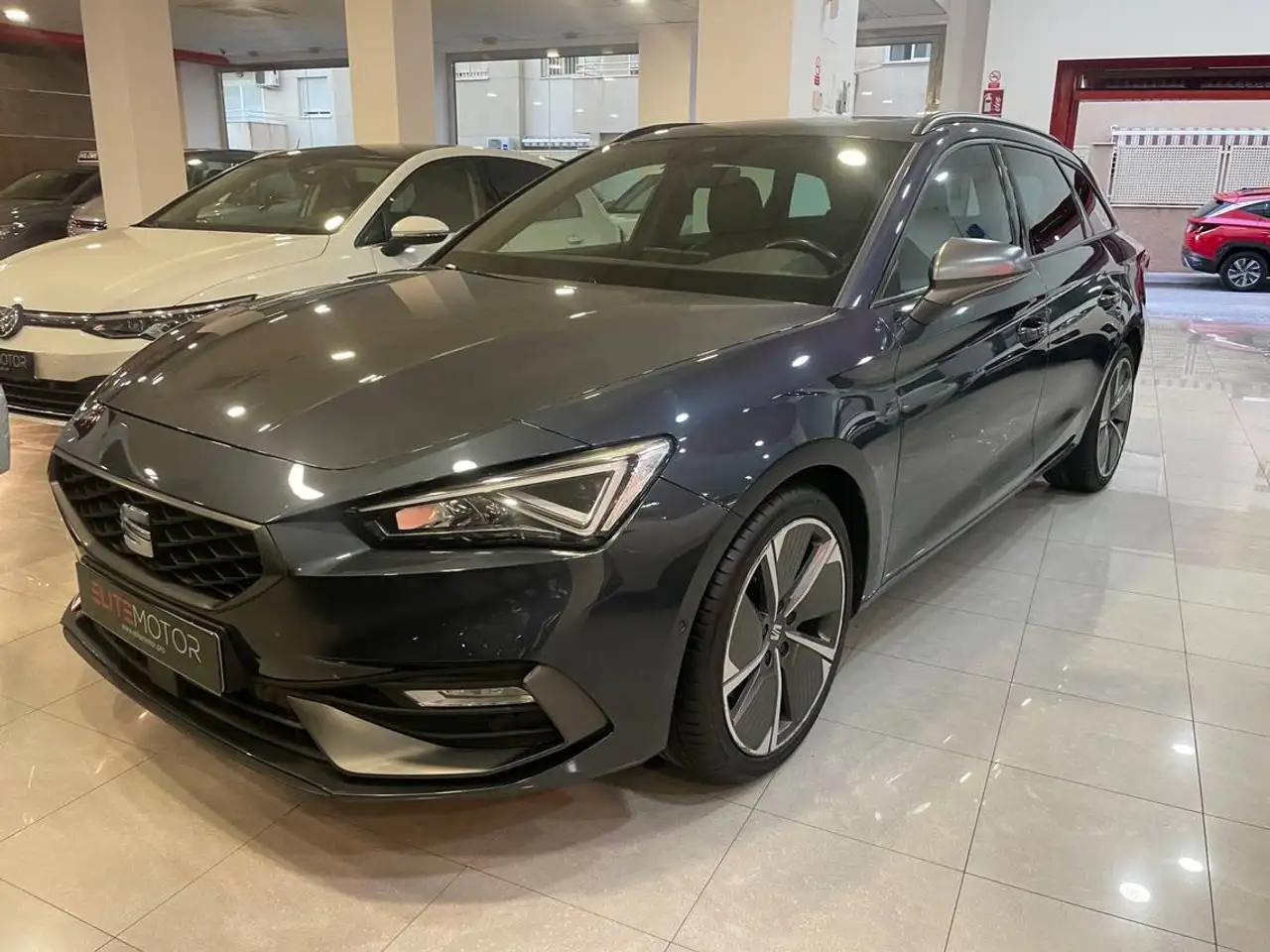 Renting SEAT Leon 1.5 eTSI S&S FR DSG-7 150 Gris 1