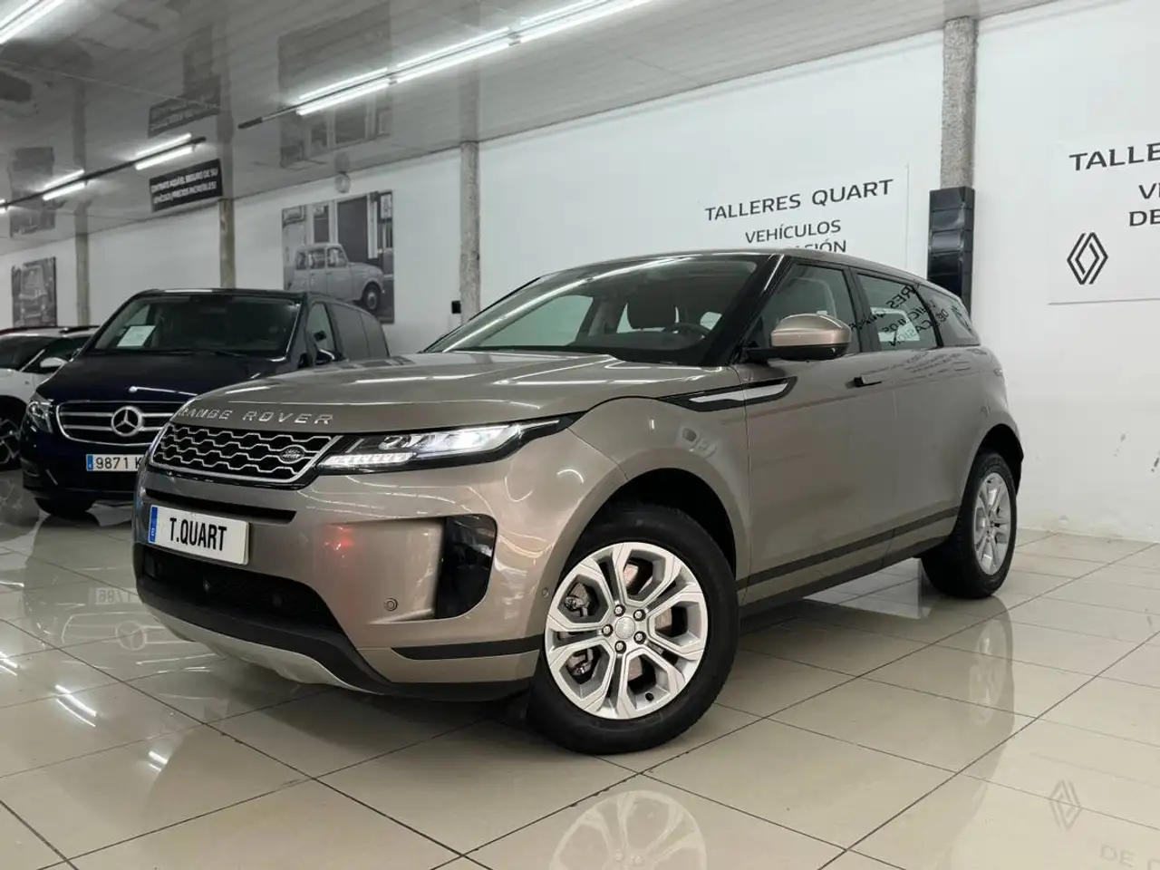 Renting Land Rover Range Rover Evoque 1.5 I3 MHEV Standard FWD Aut. 160 Amarillo