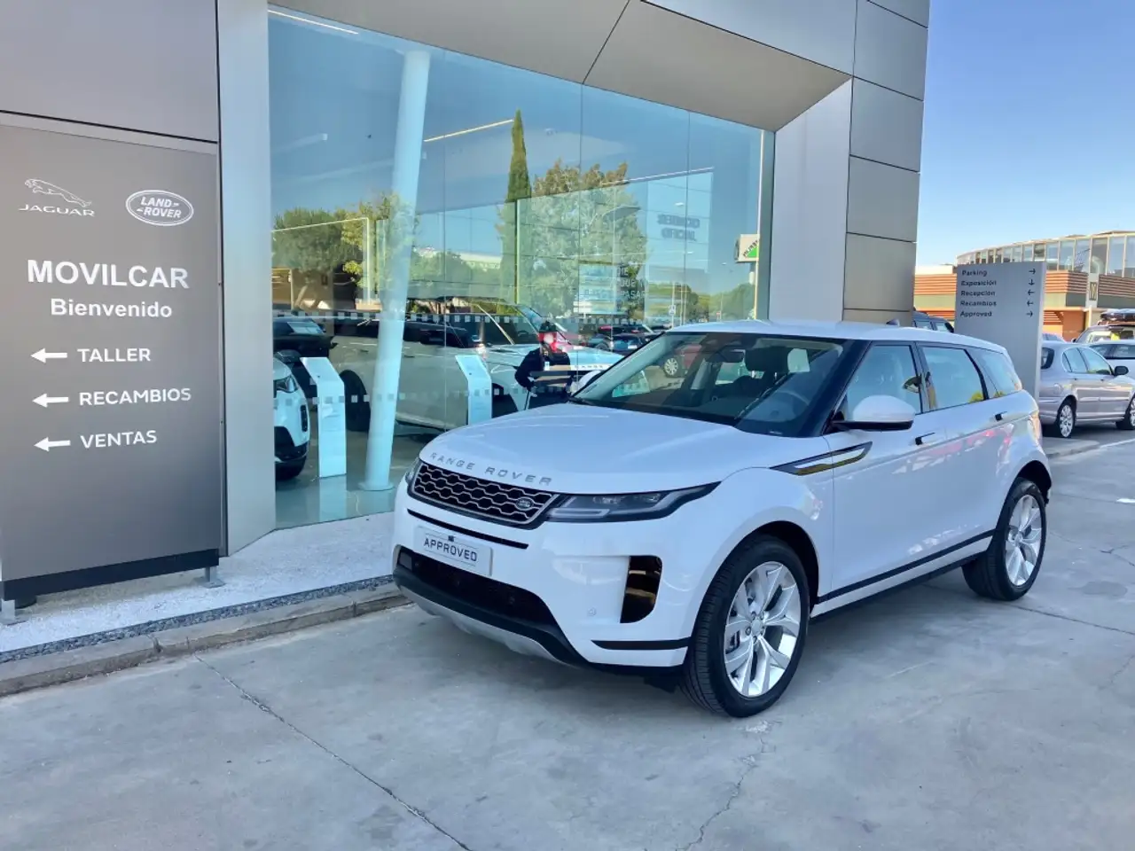 Renting Land Rover Range Rover Evoque 1.5 I3 PHEV SE AWD Auto Blanco 1