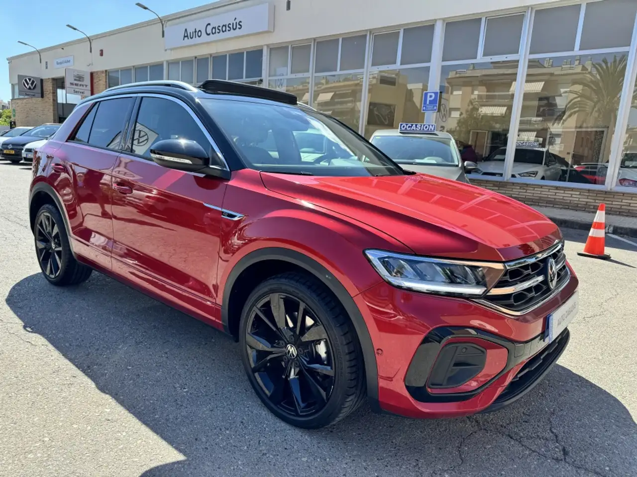 Renting Volkswagen T-Roc 1.5 TSI R-Line Burdeos