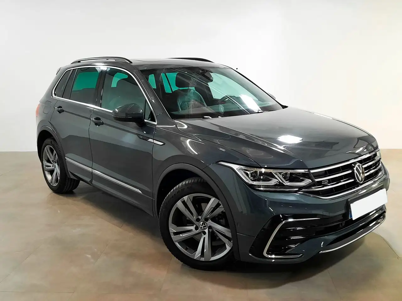 Renting Volkswagen Tiguan 1.5 TSI R-Line DSG 110kW Gris 1