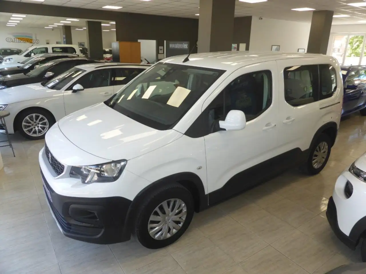 Renting Peugeot Rifter 1.5BlueHDi S&S Long Active 100 Blanco