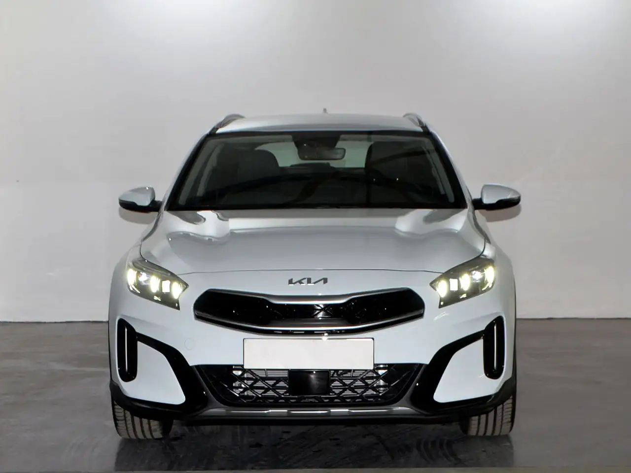 Renting Kia XCeed 1.6 GDI PHEV ETECH 141 5P Blanco