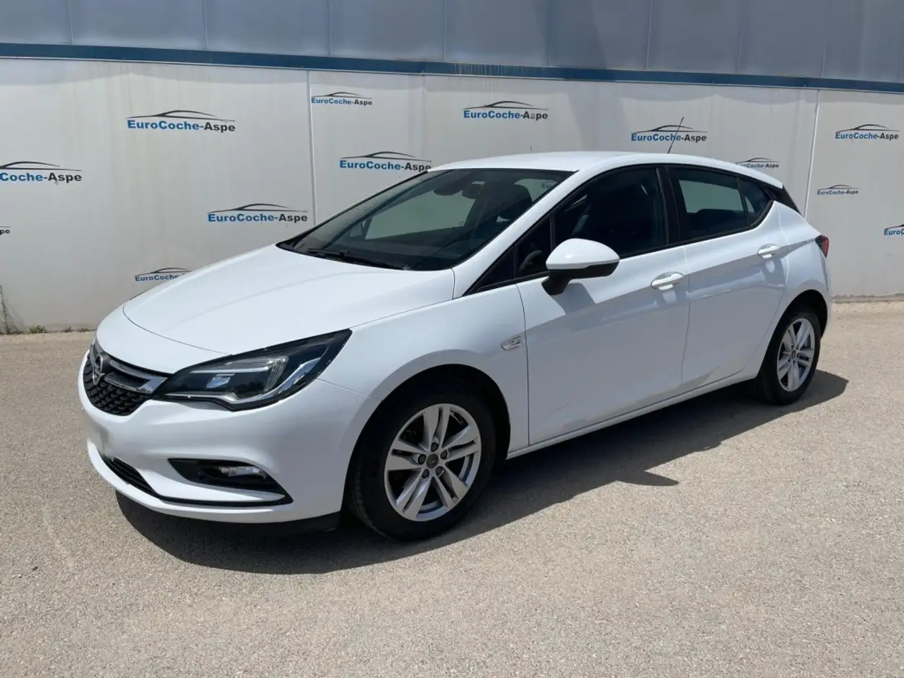 Renting Opel Astra 1.6CDTi S/S Selective Pro 110 Blanco