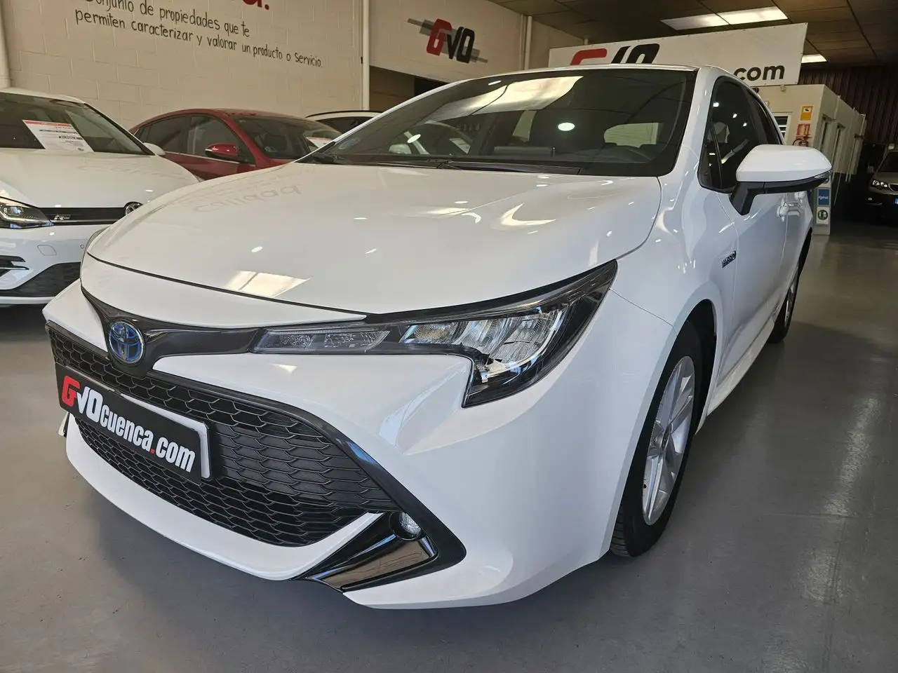 Renting Toyota Corolla 1.8 125 H ACTIVE TECH Blanco