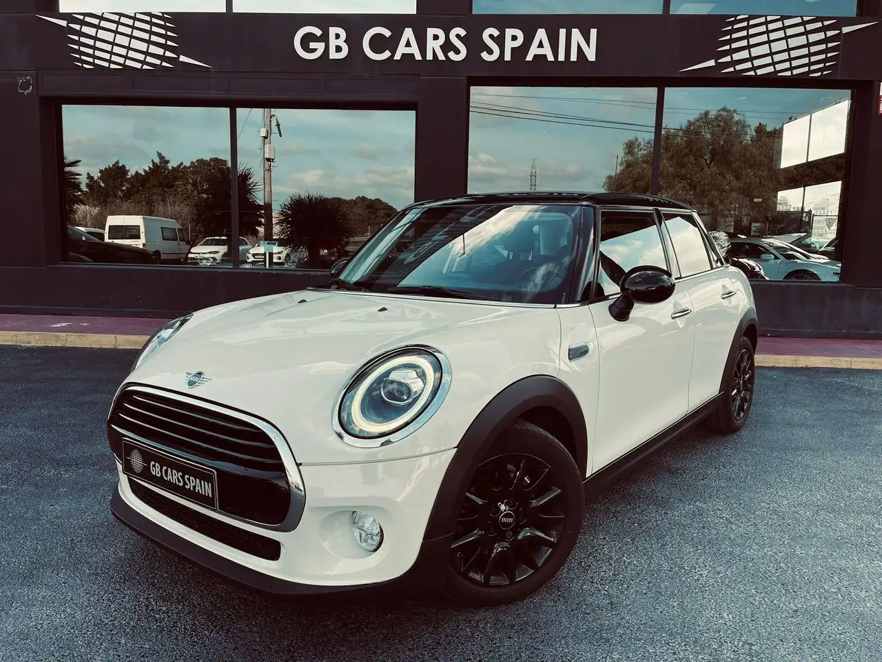 Renting MINI Cooper 136cv 5p aut Blanco