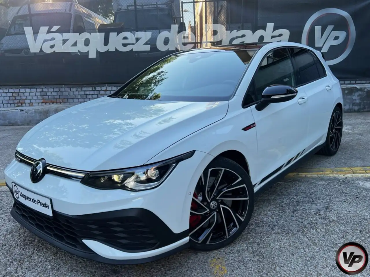 Renting Volkswagen Golf GTI 2.0 TSI Clubsport DSG 221kW Blanco 1