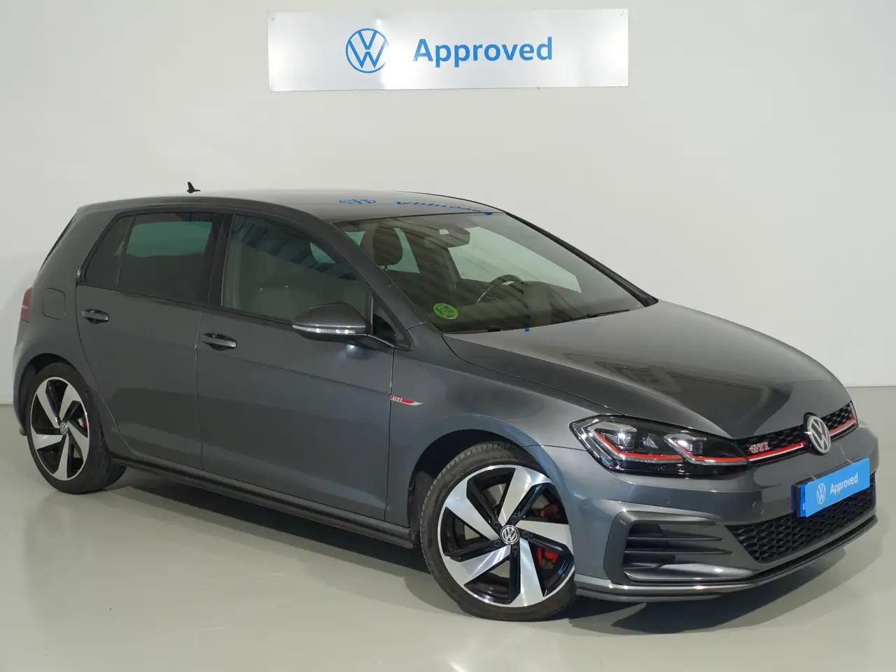 Renting Volkswagen Golf GTI 2.0 TSI Performance DSG7 180kW Gris 1