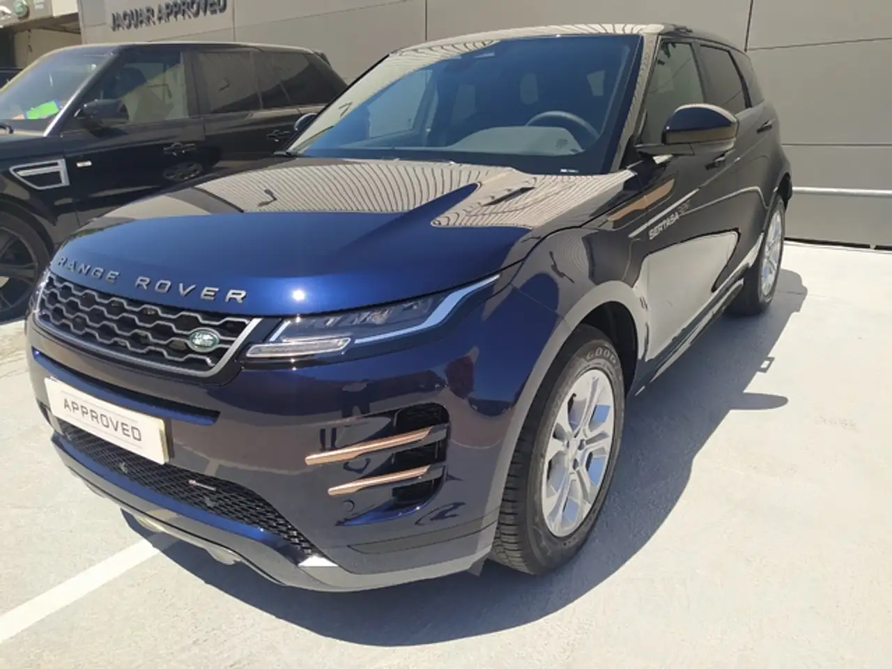 Renting Land Rover Range Rover Evoque 2.0D I4 MHEV R-Dynamic S AWD Aut. 163 Azul