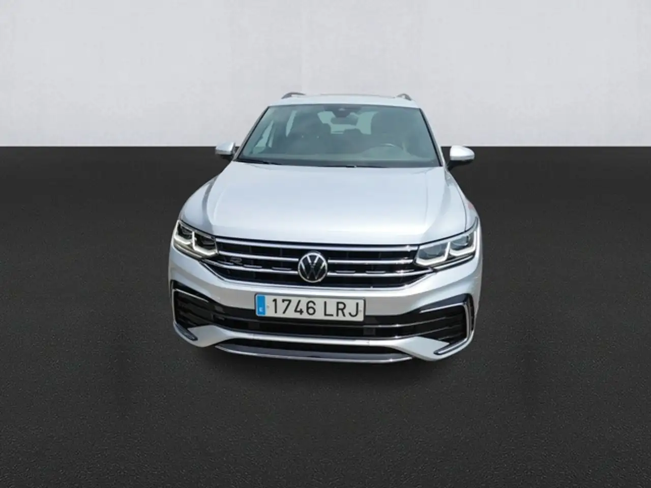 Renting Volkswagen Tiguan 2.0TDI R-Line DSG 110kW Plateado 1