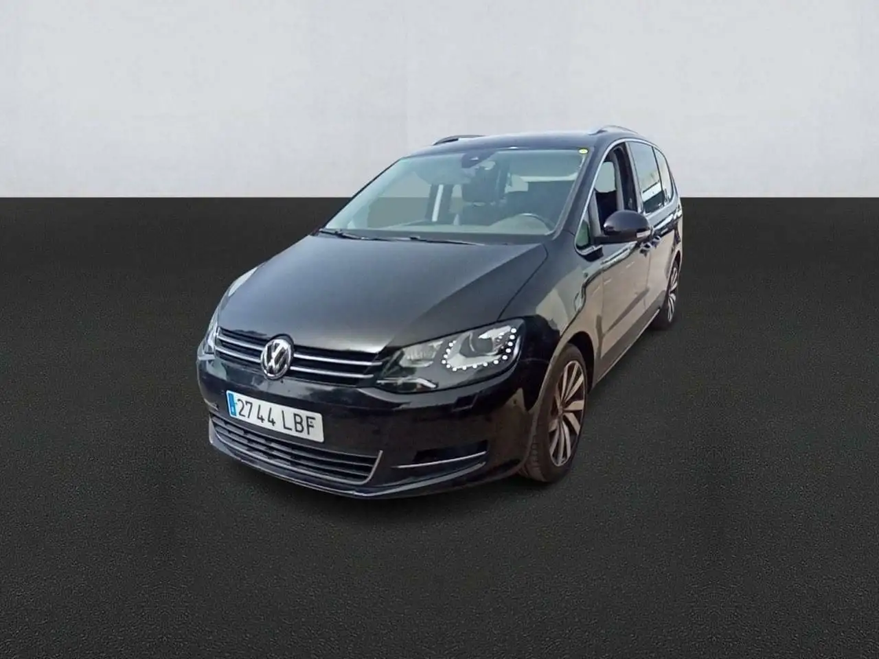 Renting Volkswagen Sharan 2.0TDI Sport 110kW Negro